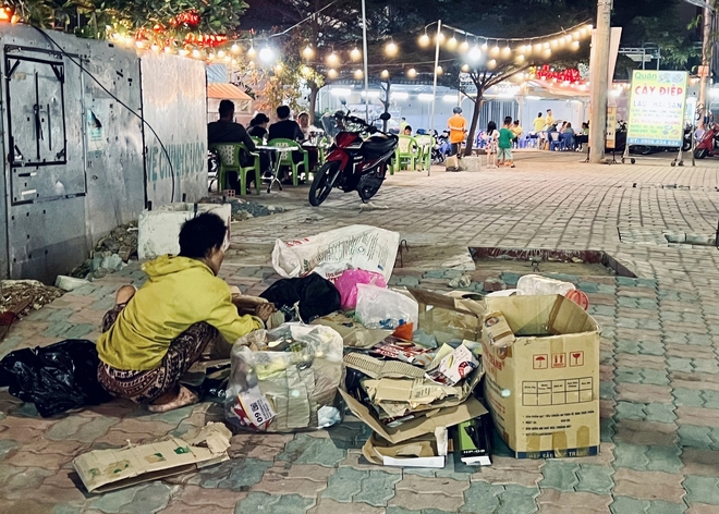 Kh&ocirc;ng c&oacute; nh&agrave; để về, người v&ocirc; gia cư co ro trong đ&ecirc;m S&agrave;i G&ograve;n ng&agrave;y cận Tết - Ảnh 10.
