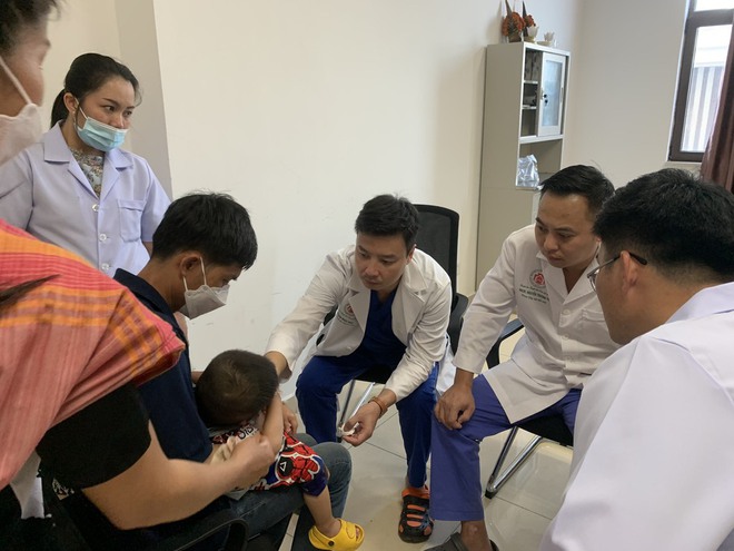 Chuyến c&ocirc;ng t&aacute;c &ldquo;đặc biệt&rdquo; của vị b&aacute;c sĩ Bệnh viện Trung ương qu&acirc;n đội 108 tr&ecirc;n nước bạn L&agrave;o - Ảnh 1.
