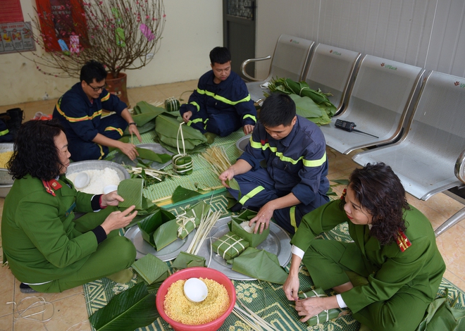 Ấm áp nồi bánh chưng đón Tết của chiến sĩ phòng cháy chữa cháy - Ảnh 8.