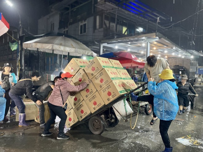 &Aacute;o cộc, ch&acirc;n trần kiếm Tết trong đ&ecirc;m ở chợ hoa quả lớn nhất H&agrave; Nội - Ảnh 5.