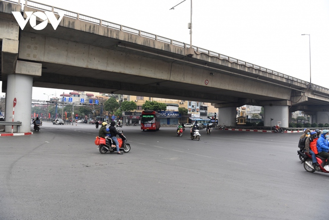 Đường phố H&agrave; Nội vắng hoe chiều 29 Tết - Ảnh 10.