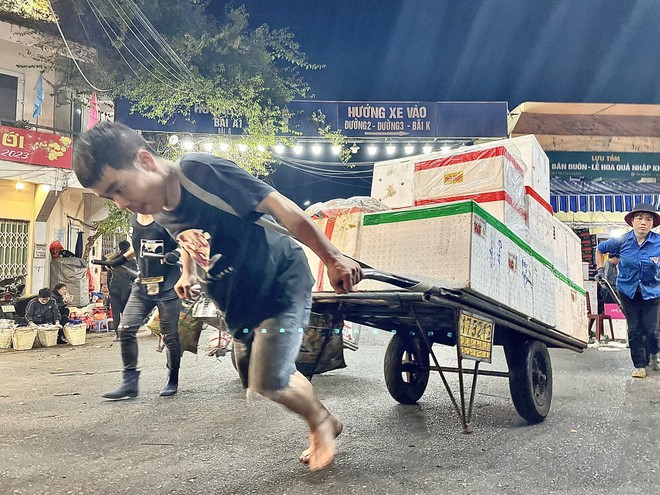 &Aacute;o cộc, ch&acirc;n trần kiếm Tết trong đ&ecirc;m ở chợ hoa quả lớn nhất H&agrave; Nội - Ảnh 4.