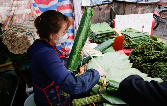 Chợ lá dong lâu đời nhất Hà Nội nhộn nhịp từ sáng đến tối - Ảnh 3.