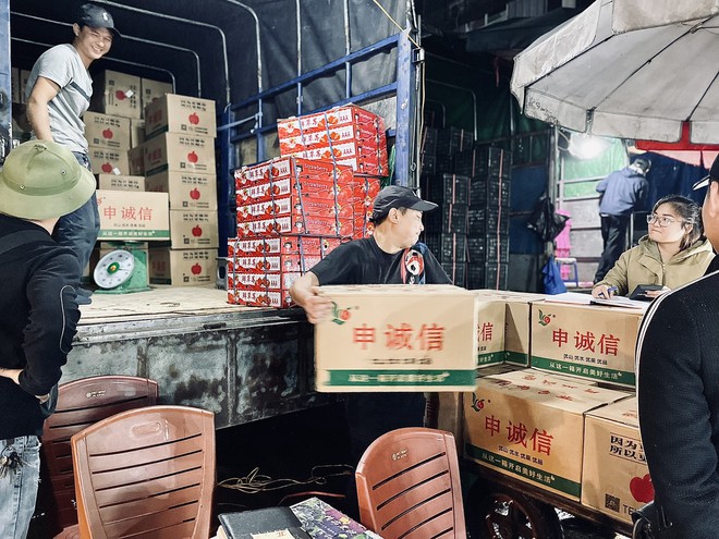 &Aacute;o cộc, ch&acirc;n trần kiếm Tết trong đ&ecirc;m ở chợ hoa quả lớn nhất H&agrave; Nội - Ảnh 3.