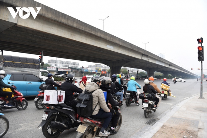 Đường phố H&agrave; Nội vắng hoe chiều 29 Tết - Ảnh 7.