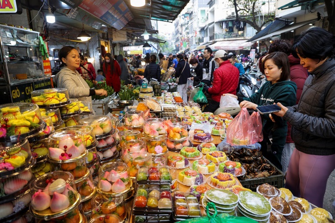 Người d&acirc;n Thủ đ&ocirc; chen ch&acirc;n mua đồ c&uacute;ng ở chợ nh&agrave; gi&agrave;u ng&agrave;y 30 Tết - Ảnh 14.