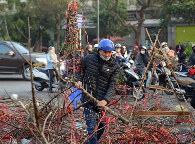 Tiểu thương bẻ đào, vặt nụ sau khi bị ép giá chiều 30 Tết - Ảnh 8.