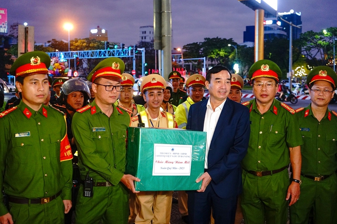 Người dân và du khách ở Đà Nẵng nô nức đổ ra đường trong đêm giao thừa - Ảnh 17.