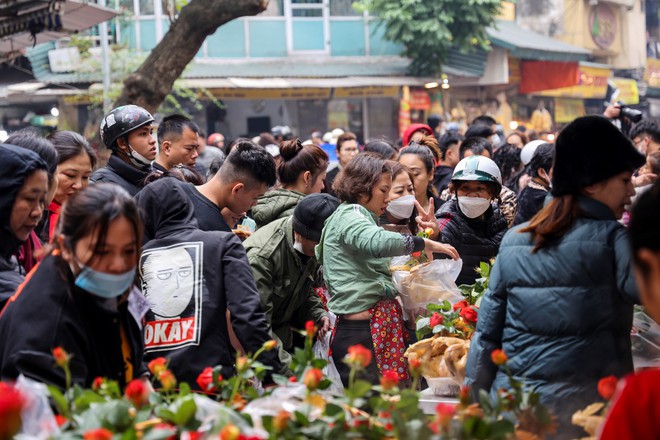 Người d&acirc;n Thủ đ&ocirc; chen ch&acirc;n mua đồ c&uacute;ng ở chợ nh&agrave; gi&agrave;u ng&agrave;y 30 Tết - Ảnh 4.