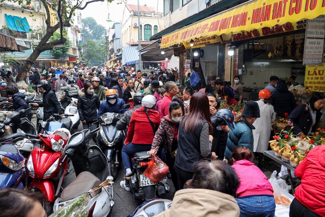 Người d&acirc;n Thủ đ&ocirc; chen ch&acirc;n mua đồ c&uacute;ng ở chợ nh&agrave; gi&agrave;u ng&agrave;y 30 Tết - Ảnh 1.