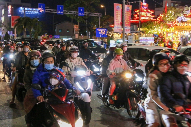 Người dân và du khách ở Đà Nẵng nô nức đổ ra đường trong đêm giao thừa - Ảnh 2.