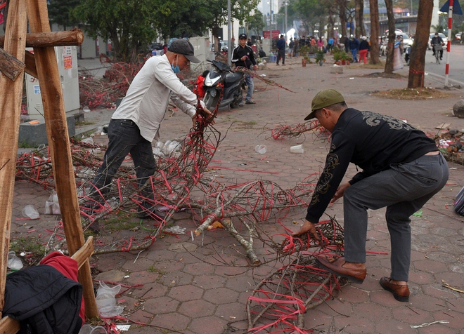 Tiểu thương bẻ đào, vặt nụ sau khi bị ép giá chiều 30 Tết - Ảnh 6.