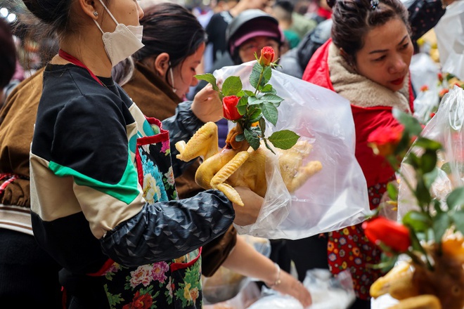 Người dân Thủ đô chen chân mua đồ cúng ở chợ nhà giàu ngày 30 Tết - Ảnh 8.