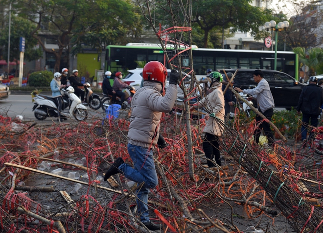 Tiểu thương bẻ đào, vặt nụ sau khi bị ép giá chiều 30 Tết - Ảnh 5.