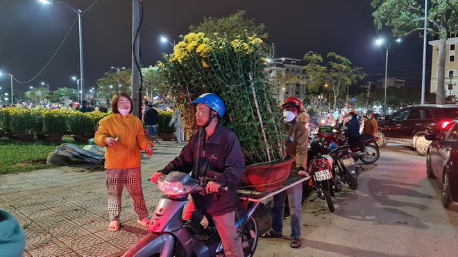 Đ&agrave; Nẵng: Hoa sale sập s&agrave;n vẫn kh&ocirc;ng ai mua - Ảnh 4.