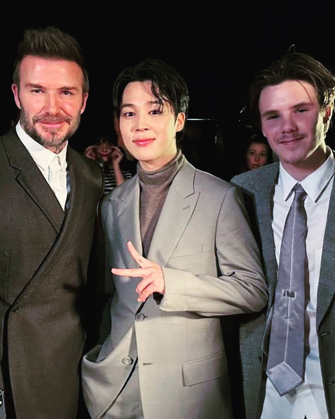 Còn ai chê visual Jimin (BTS) nữa: Đọ sắc cực gắt với bố con Beckham, chẳng kém cạnh Robert Pattinson ở Fashion Week - Ảnh 2.