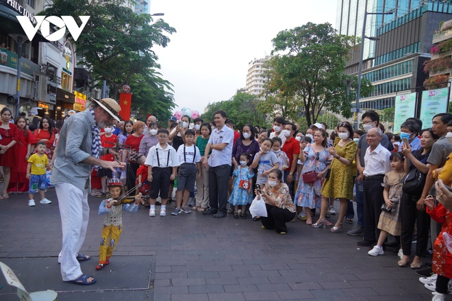 Hàng ngàn người đổ về trung tâm TP.HCM, chật kín đường hoa - Ảnh 3.