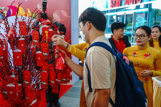 Du khách quốc tế hào hứng hái lộc đầu xuân tại sân bay Đà Nẵng - Ảnh 7.