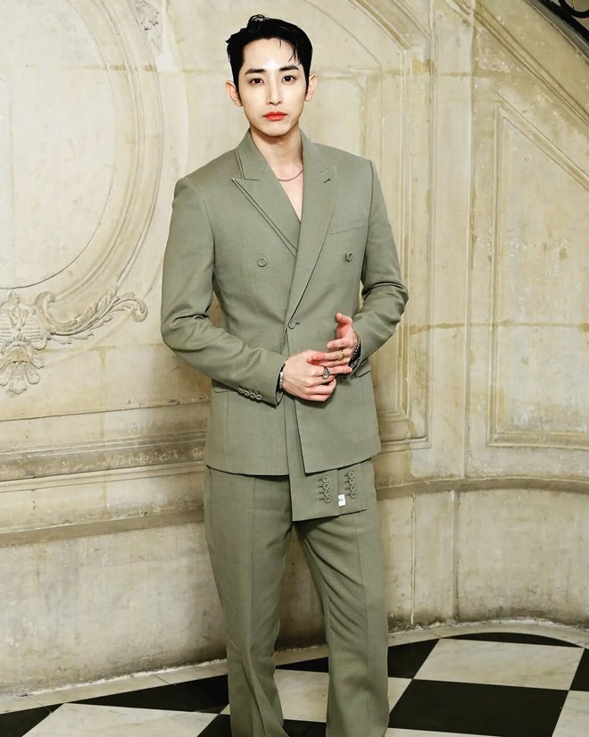 Jisoo h&oacute;a Audrey Hepburn tại show Dior, hiếm hoi khoe t&oacute;c m&aacute;i nh&igrave;n cưng muốn xỉu - Ảnh 9.