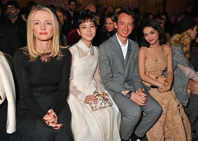 Jisoo h&oacute;a Audrey Hepburn tại show Dior, hiếm hoi khoe t&oacute;c m&aacute;i nh&igrave;n cưng muốn xỉu - Ảnh 6.