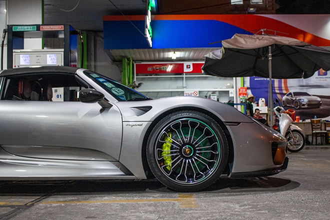 Porsche 918 Spyder và loạt siêu xe tại TP.HCM ra đường đón năm mới - Ảnh 5.