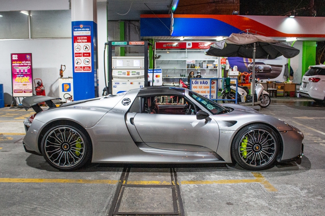 Porsche 918 Spyder và loạt siêu xe tại TP.HCM ra đường đón năm mới - Ảnh 4.