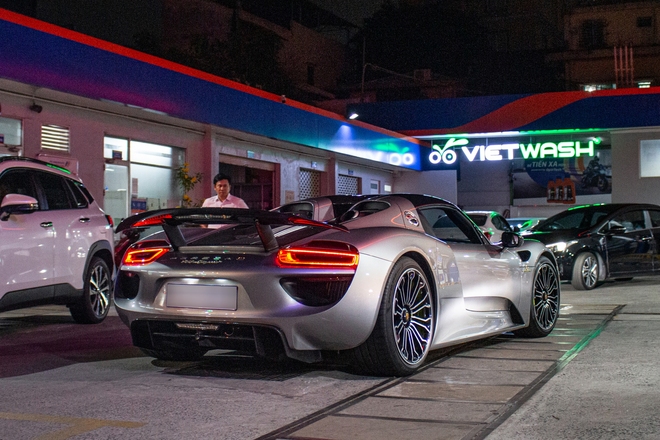 Porsche 918 Spyder và loạt siêu xe tại TP.HCM ra đường đón năm mới - Ảnh 2.