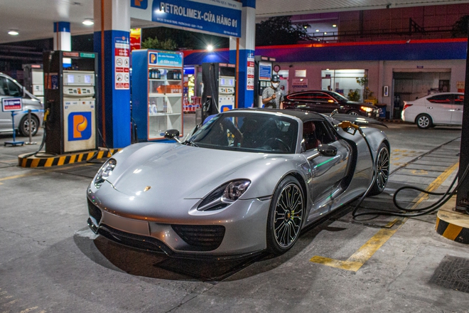 Porsche 918 Spyder và loạt siêu xe tại TP.HCM ra đường đón năm mới - Ảnh 1.