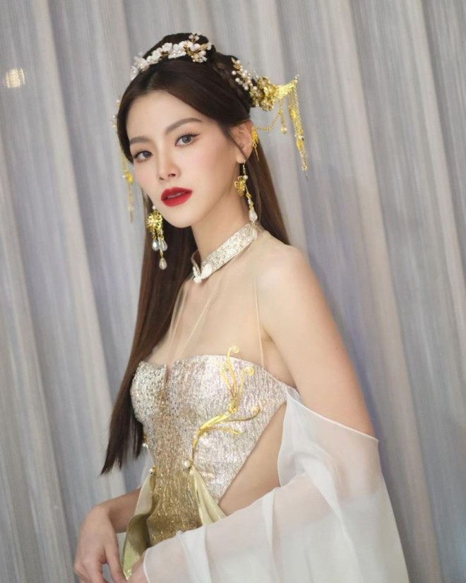 Nữ thần Baifern Pimchanok “đại náo” đường phố Thái Lan dịp Tết: Lên đồ Trung hoa lộng lẫy, đẹp chấp cả đèn flash - Ảnh 5.