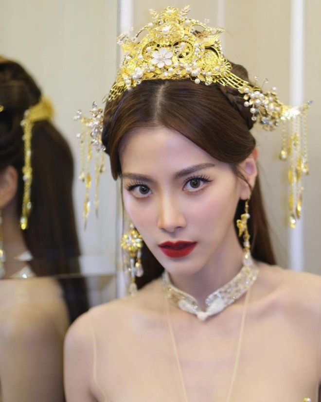 Nữ thần Baifern Pimchanok “đại náo” đường phố Thái Lan dịp Tết: Lên đồ Trung hoa lộng lẫy, đẹp chấp cả đèn flash - Ảnh 4.