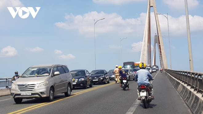 H&agrave;ng trăm &ocirc; t&ocirc; nằm d&agrave;i tr&ecirc;n cầu Rạch Miễu sau vụ va chạm giao th&ocirc;ng - Ảnh 5.