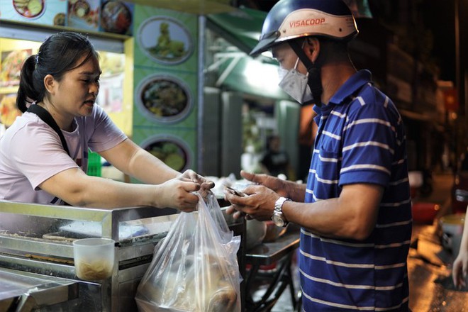 Người dân TP.HCM xếp hàng mua gà cúng tiễn đưa ông bà - Ảnh 8.