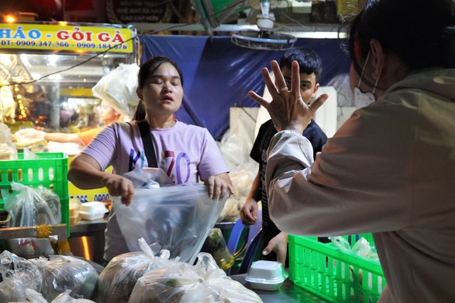 Người dân TP.HCM xếp hàng mua gà cúng tiễn đưa ông bà - Ảnh 7.