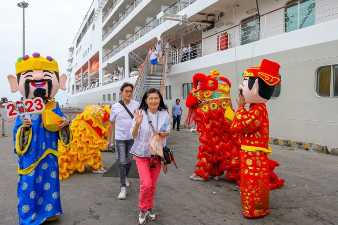 Siêu du thuyền quốc tế chở hơn 400 khách đại gia xông đất Đà Nẵng - Ảnh 4.