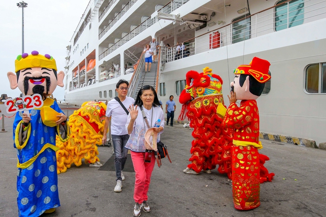 Si&ecirc;u du thuyền quốc tế chở hơn 400 kh&aacute;ch đại gia x&ocirc;ng đất Đ&agrave; Nẵng - Ảnh 4.