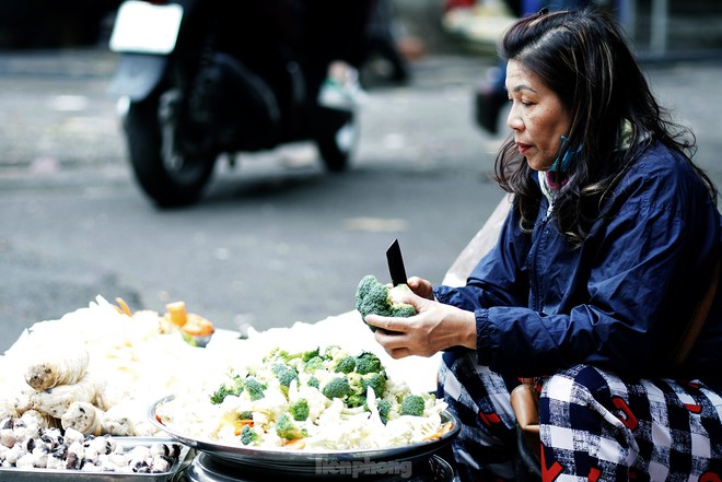 Chợ mùng Ba Tết nhộn nhịp: Lễ cúng hóa vàng, rau xanh đắt khách - Ảnh 8.