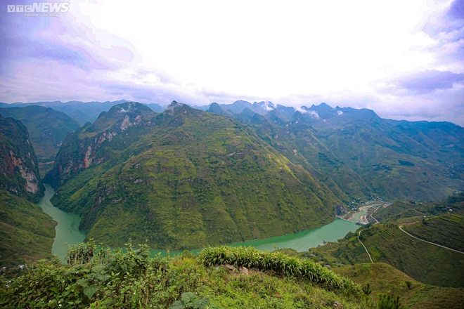 Đắm mình với vẻ đẹp hùng vĩ của những cung đường, sông núi Hà Giang - Ảnh 12.