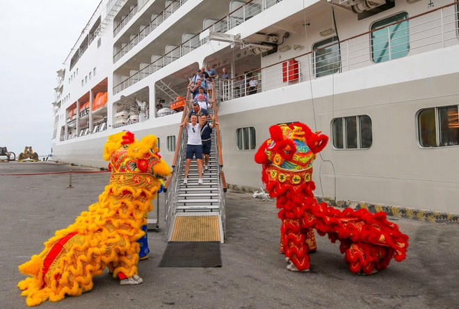 Siêu du thuyền quốc tế chở hơn 400 khách đại gia xông đất Đà Nẵng - Ảnh 1.