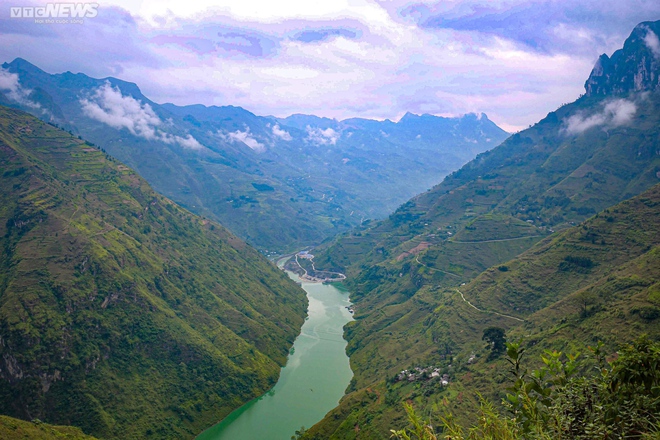 Đắm mình với vẻ đẹp hùng vĩ của những cung đường, sông núi Hà Giang - Ảnh 11.