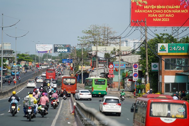 Mùng Bốn Tết, người dân miền Tây lỉnh kỉnh đồ đạc quay lại TP.HCM - Ảnh 8.