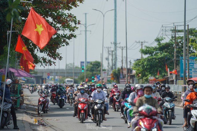 Mùng Bốn Tết, người dân miền Tây lỉnh kỉnh đồ đạc quay lại TP.HCM - Ảnh 5.