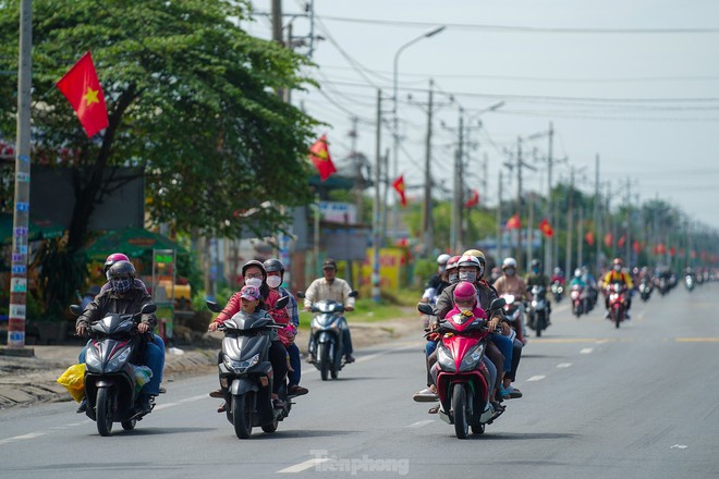 Mùng Bốn Tết, người dân miền Tây lỉnh kỉnh đồ đạc quay lại TP.HCM - Ảnh 4.