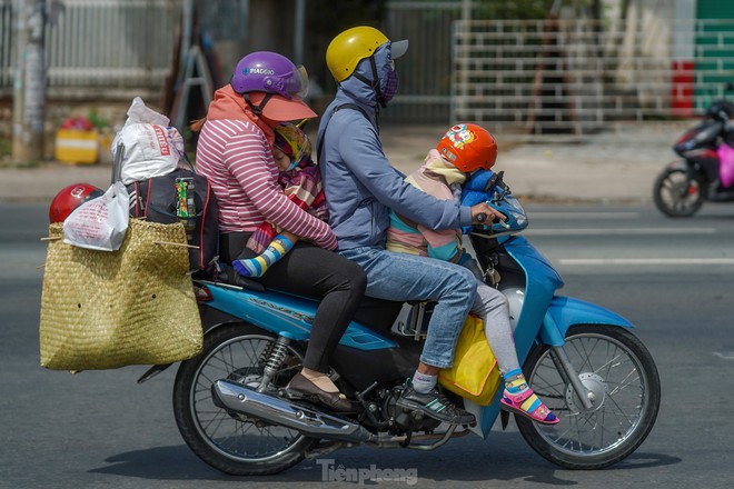 Mùng Bốn Tết, người dân miền Tây lỉnh kỉnh đồ đạc quay lại TP.HCM - Ảnh 3.