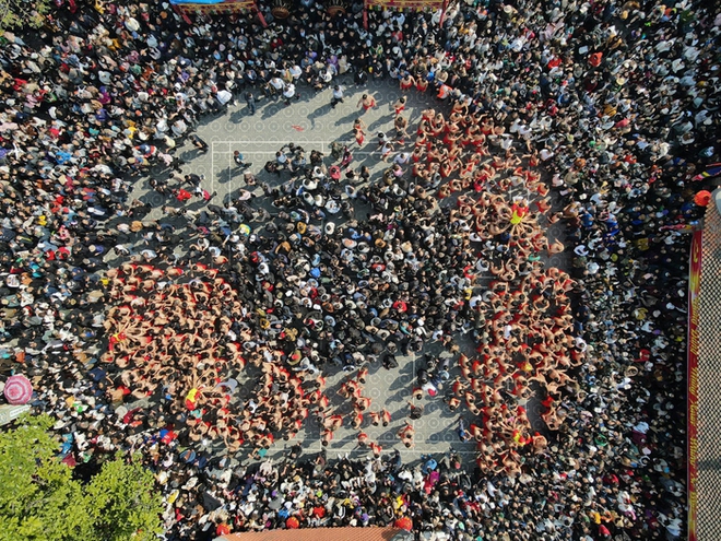 Biển người đổ về lễ hội Đồng Kỵ, Bắc Ninh trong ngày mồng 4 Tết - Ảnh 1.