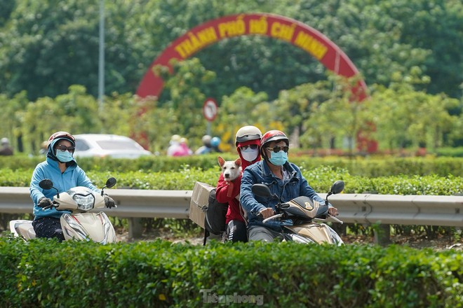 Mùng Bốn Tết, người dân miền Tây lỉnh kỉnh đồ đạc quay lại TP.HCM - Ảnh 12.