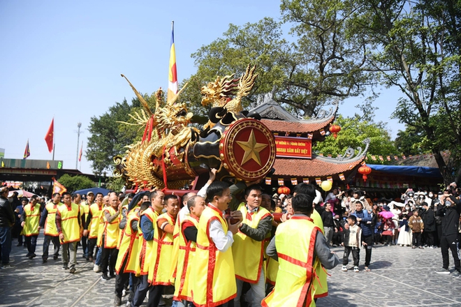 Biển người đổ về lễ hội Đồng Kỵ, Bắc Ninh trong ngày mồng 4 Tết - Ảnh 10.