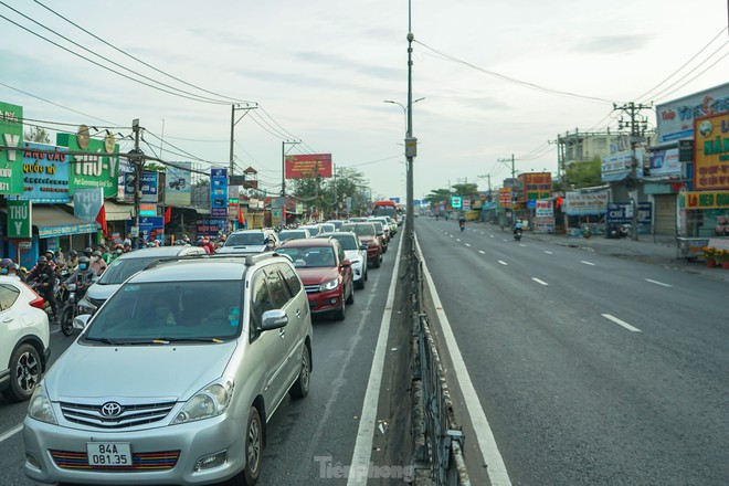 Mùng 5 Tết, người dân ùn ùn trở lại TP.HCM, cửa ngõ phía Tây tăng nhiệt - Ảnh 1.