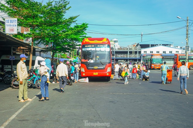 Mùng 5 Tết, người dân ùn ùn trở lại TP.HCM, cửa ngõ phía Tây tăng nhiệt - Ảnh 9.