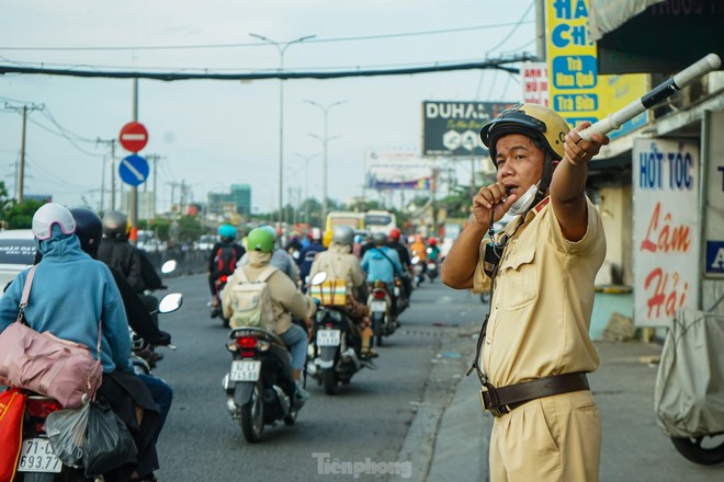 Mùng 5 Tết, người dân ùn ùn trở lại TP.HCM, cửa ngõ phía Tây tăng nhiệt - Ảnh 4.