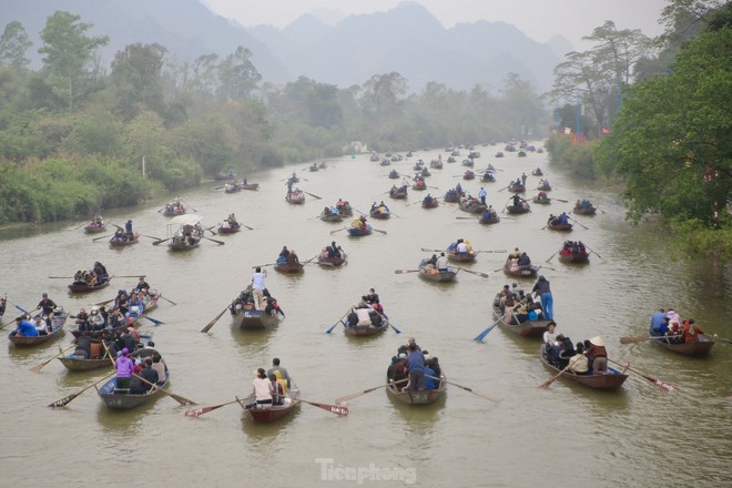 Chùa Hương đông nghịt khách, đò nườm nượp trên suối Yến - Ảnh 2.